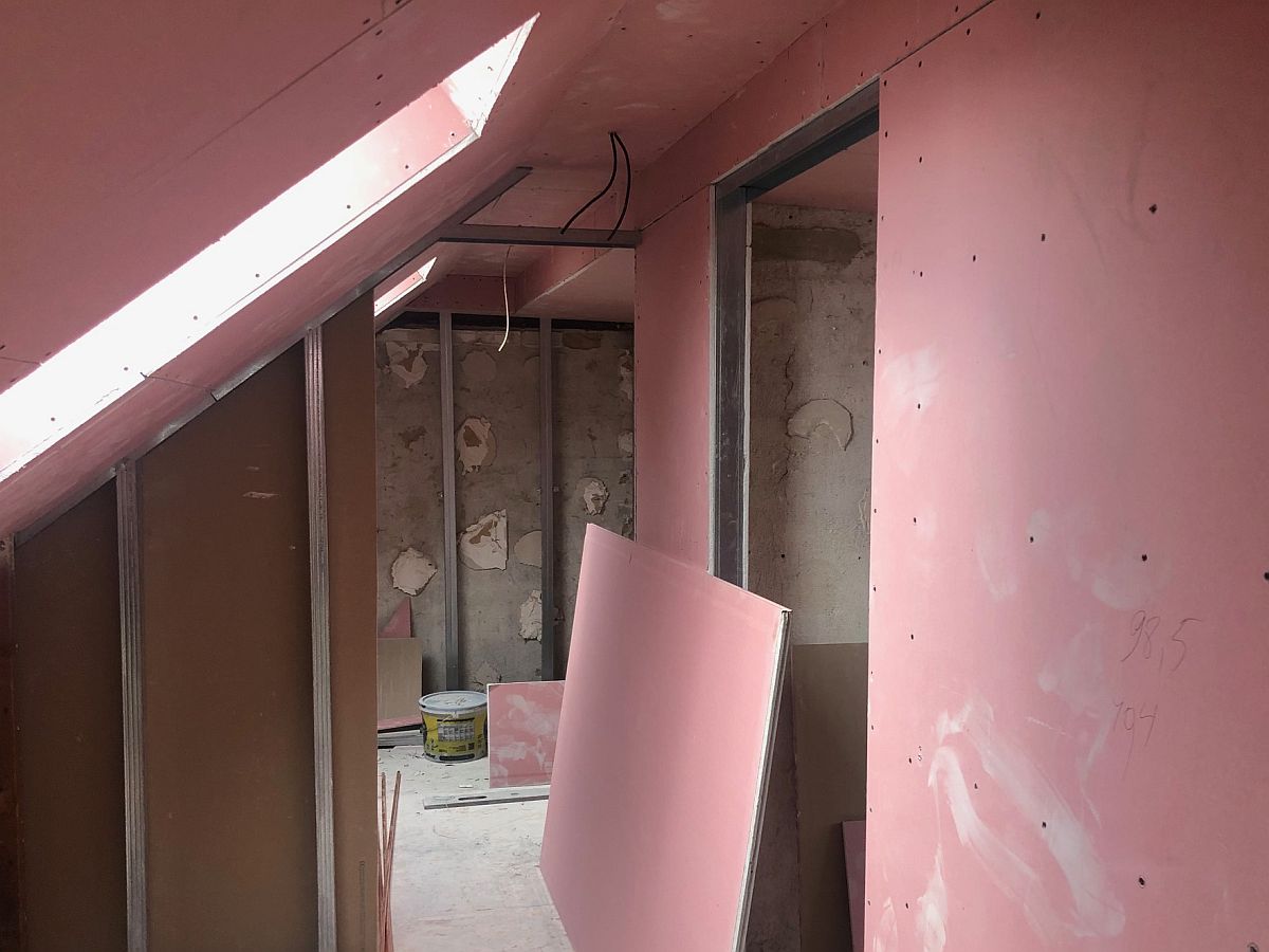 S�drokartonov� om�tka st�e�n�ho podkrov�