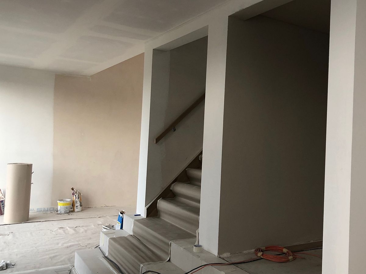 Vnit�n� om�tky u schodi�t�