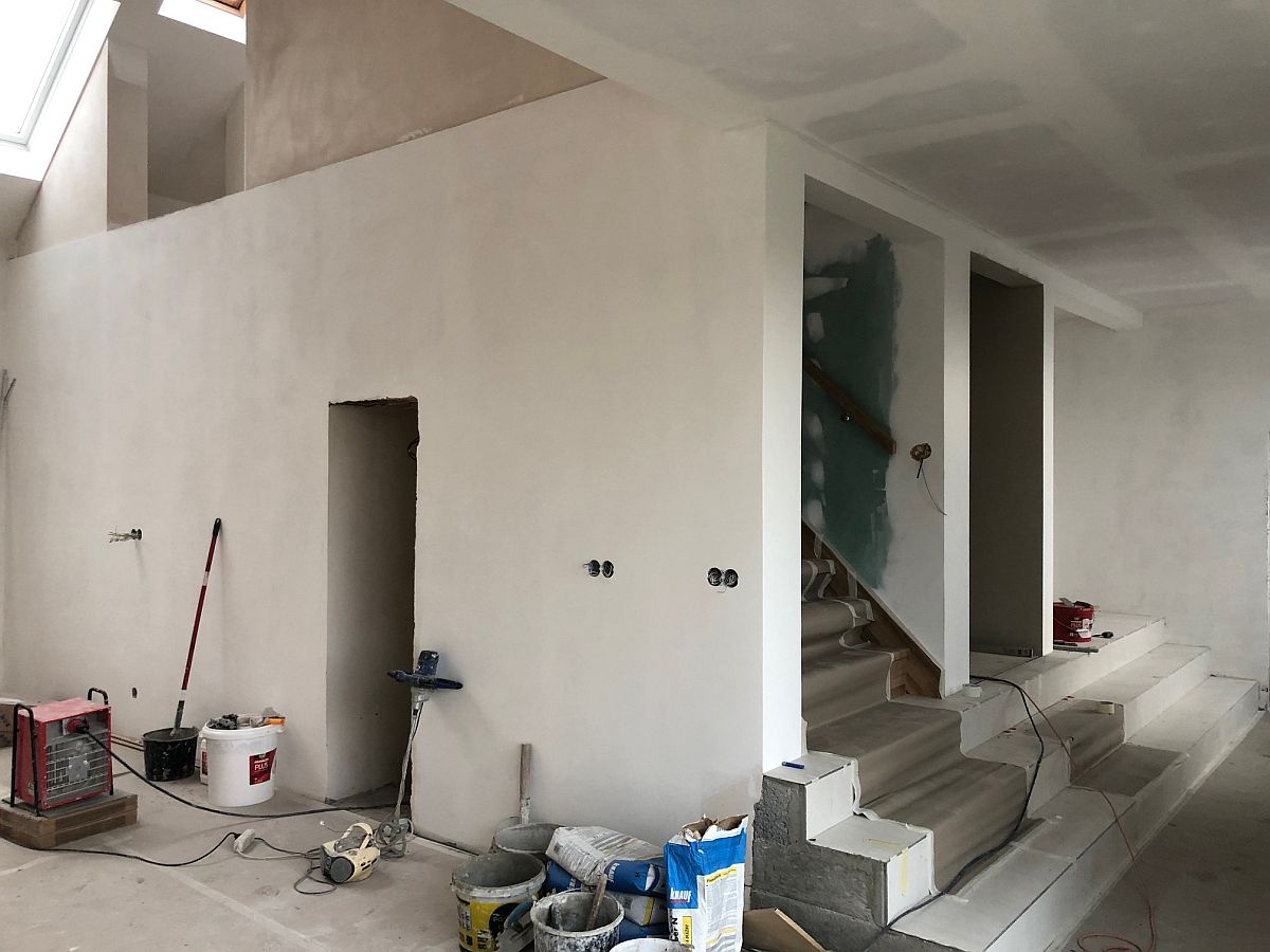 Vnit�n� om�tky u schodi�t� a otev�en� prostor